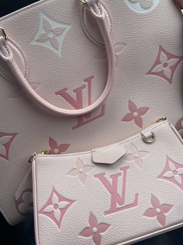 Click to view full screen Louis Vuitton M82346 Easy Pouch photo review